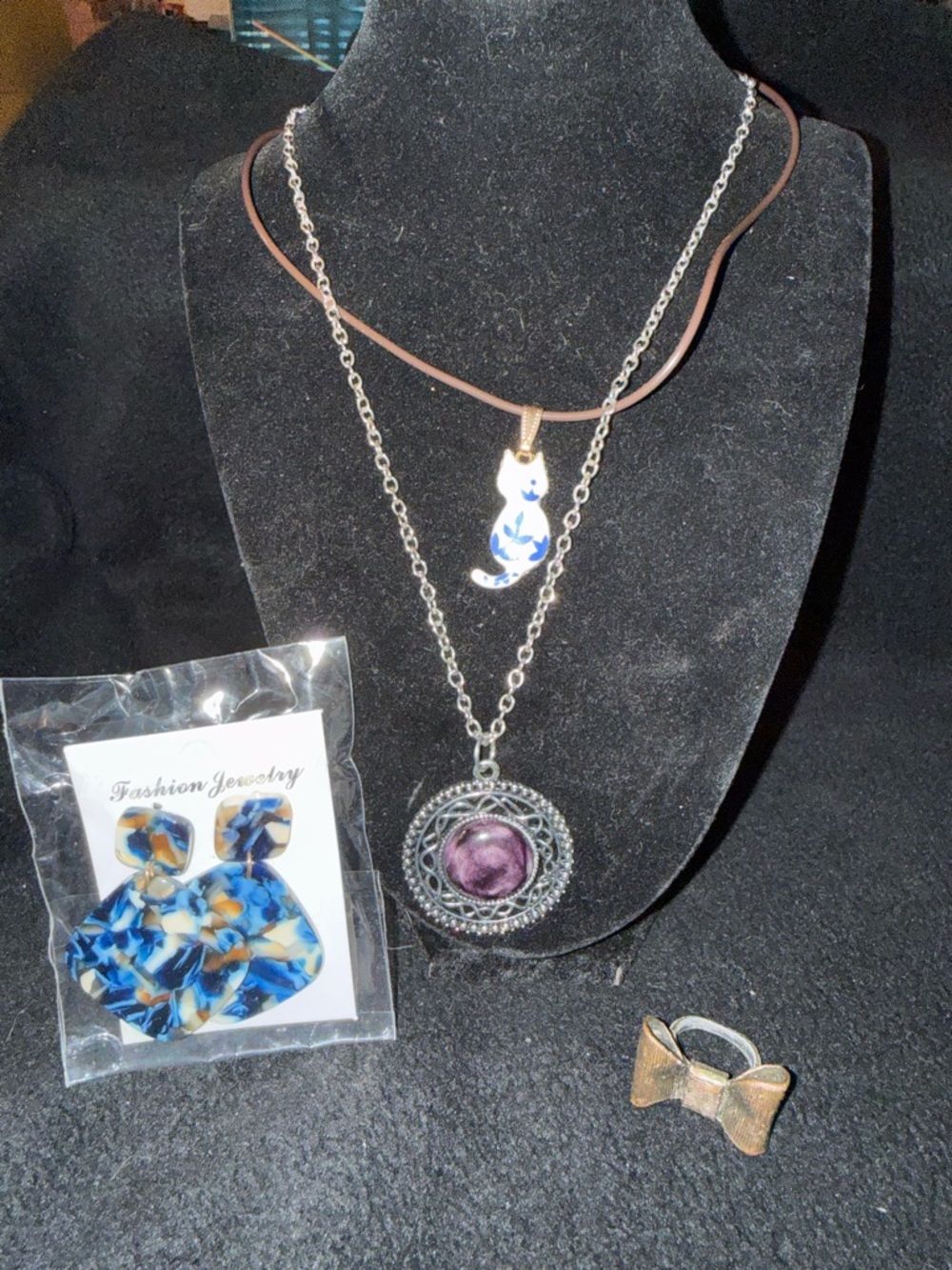 Mixed lot of jewelry. Kitty pendant, acrylic pendant and earrings